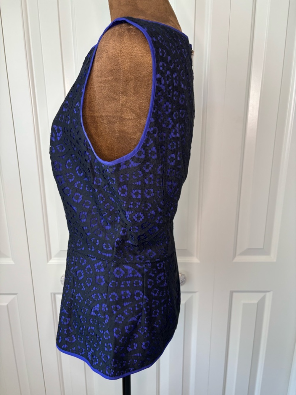 Banana Republic Black & Purple Blue Lace Overlay Peplum Sleeveless Top - Size 6 - Picture 3 of 11